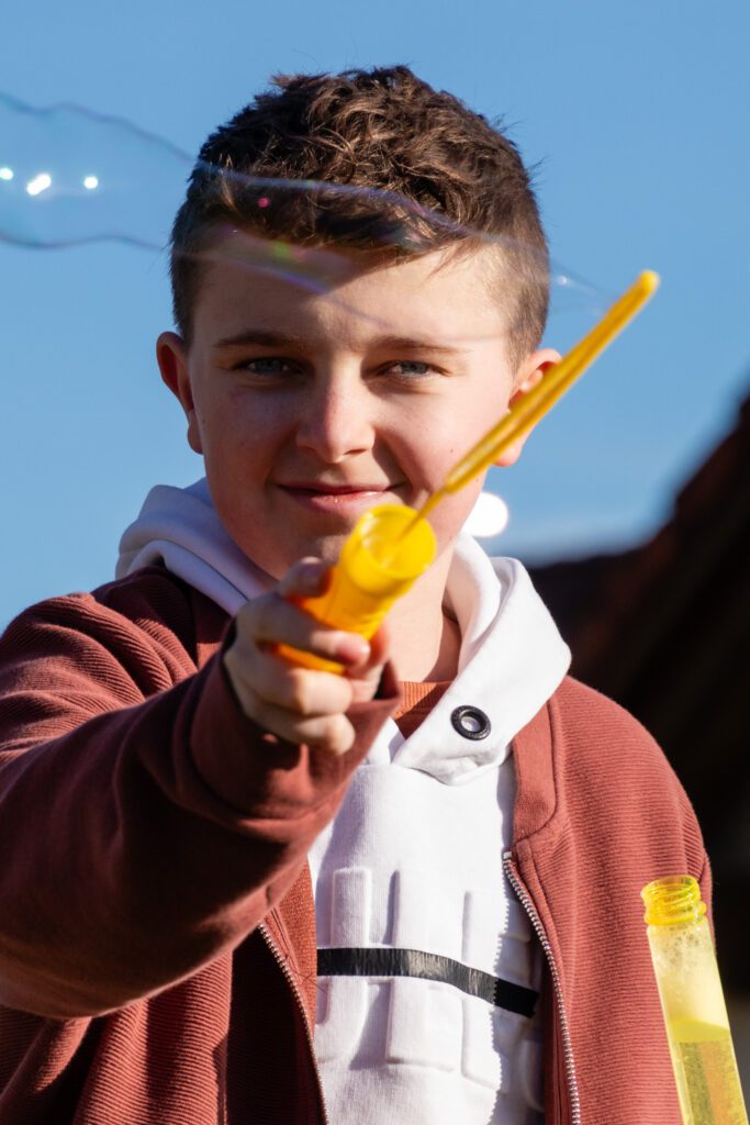 Junge mit Seifenblase