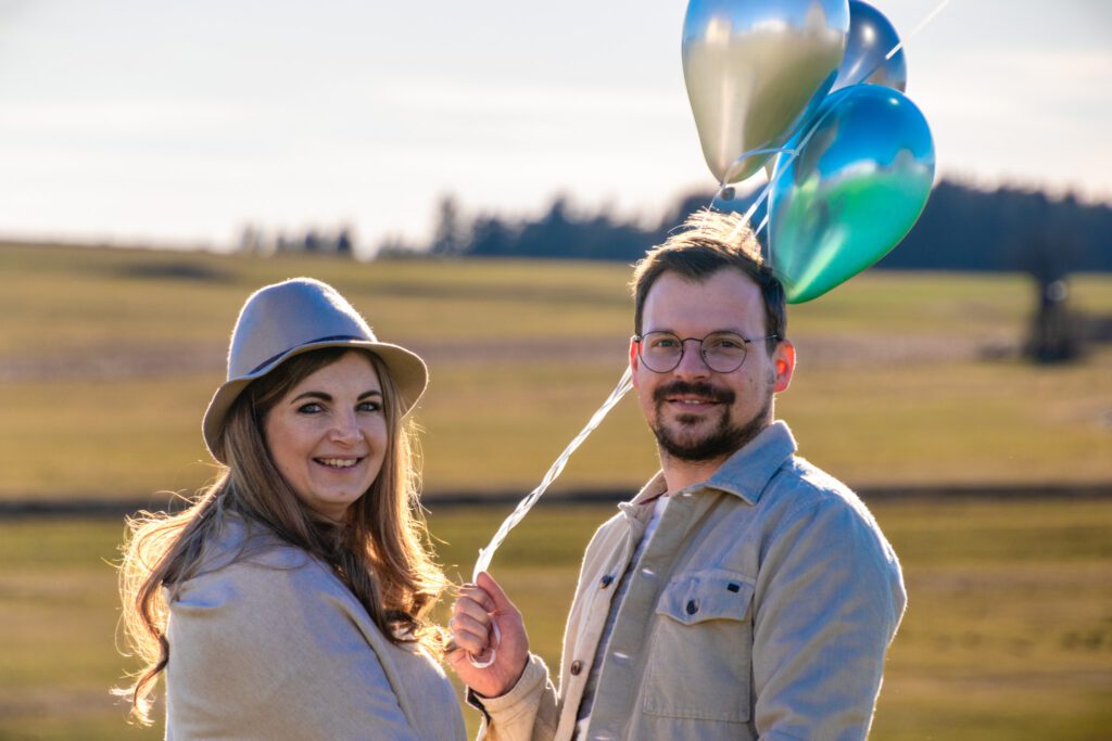 Paar mit Luftballons