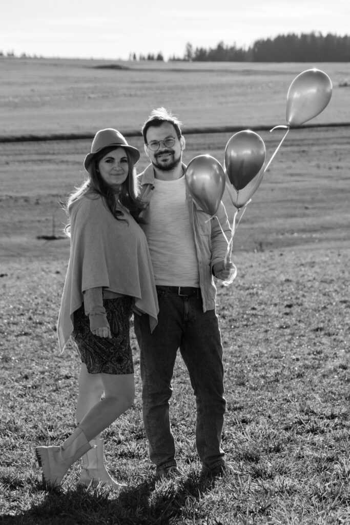 Paar mit Luftballons in SW