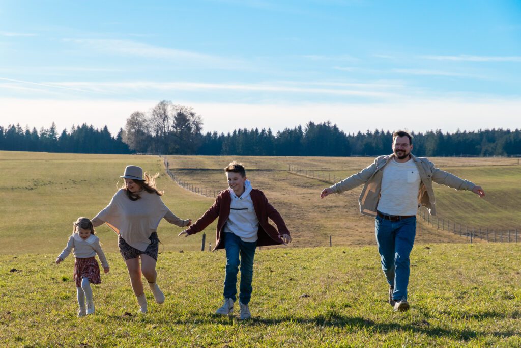 Familie läuft über Wiese