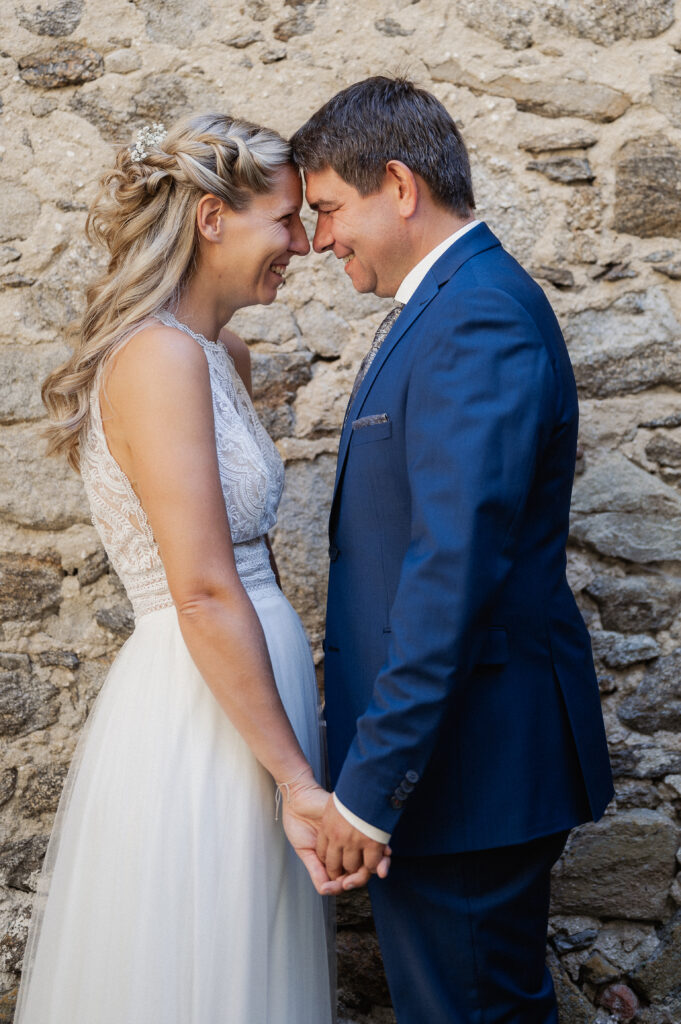 Brautpaar fasst sich an Händen