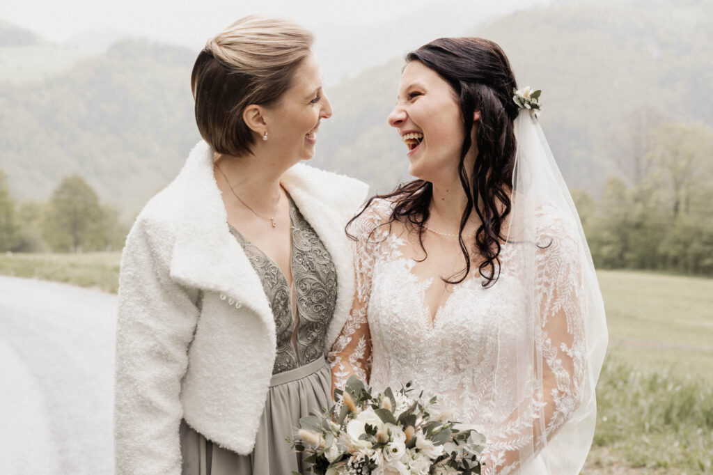 Braut und Trauzeugin sind am Lachen