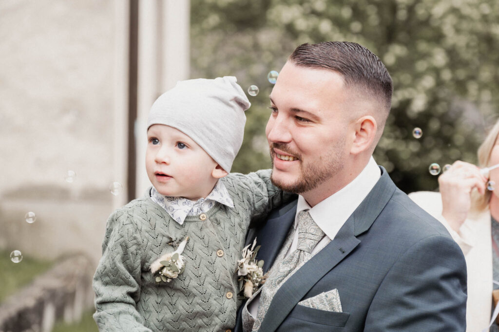 Bräutigam mit Kind am Arm