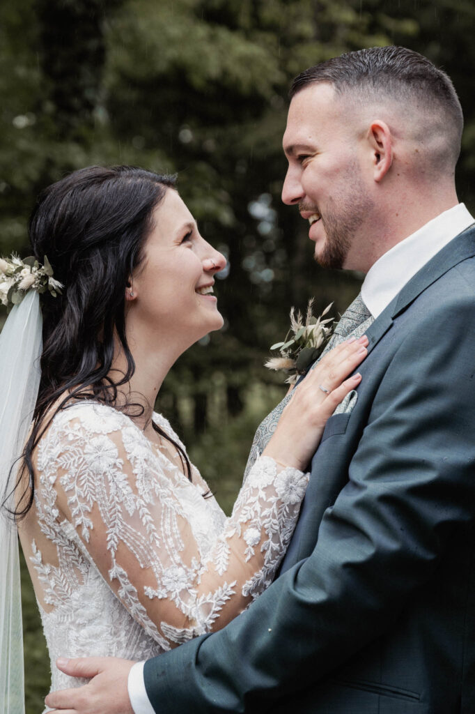 Ehepaar sieht sich in die Augen