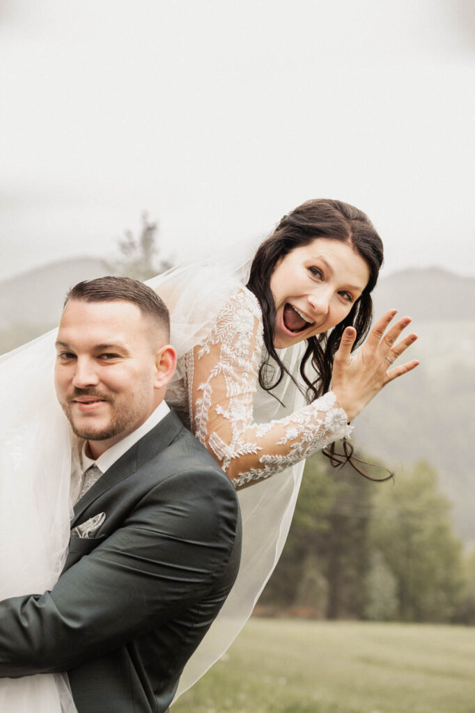 Just married - Hand mit Hochzeitsring