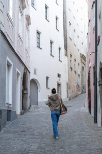 Spaziergängerin in einer alten Gasse