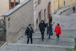 Menschen spazieren Stufen hinauf