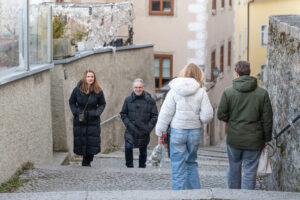 Menschen in Gassen von Linz