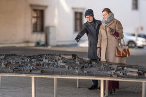 Street Photography Linz - Ansehens des Stadtplans von Linz