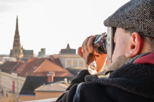 Street Photography Linz - Mann mit analoger Kamera