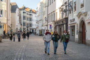 Street Photography Linz - Spaziergänger
