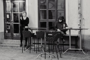 Street Photography Linz - Menschen in einer Gasse