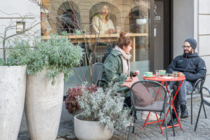 Street Photography Linz - Leute im Cafe