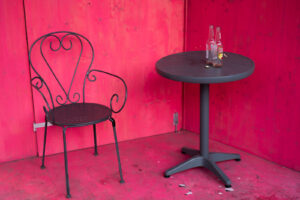 Street Photography Linz - Stuhl und Tisch