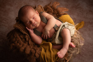 Newbornshooting_Oberösterreich_Caroline_Nagl_Carografie-1749 Junge bei Neugeborenen Shooting im Korb