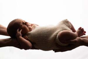 Newbornshooting_Oberösterreich_Caroline_Nagl_Carografie-1824 Baby in Händen gehalten