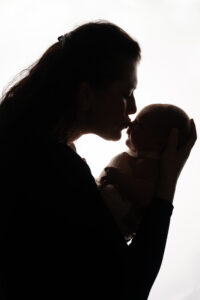 Newbornshooting_Oberösterreich_Caroline_Nagl_Carografie-1828 Mutter küsst ihr Baby auf Nase