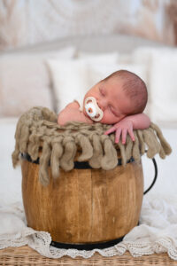 Newbornshooting_Oberösterreich_Caroline_Nagl_Carografie-1846-Bearbeitet Baby schläft in Eimer