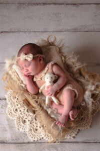 Newbornshooting_Oberösterreich_Caroline_Nagl_Carografie-1900-Kunde_Druck_neu-2 Baby mit Stofftier in der Hand