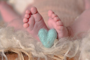 Newbornshooting_Oberösterreich_Caroline_Nagl_Carografie-1909 Babyfüße und Herz