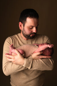 Newbornshooting_Oberösterreich_Caroline_Nagl_Carografie-1925 Papa mit Tochter im Arm