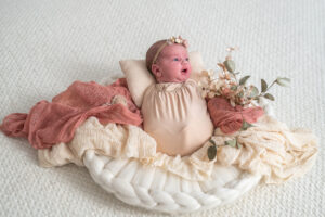 Newbornshooting_Oberösterreich_Caroline_Nagl_Carografie-1959-Bearbeitet Gepucktes Baby im Kranz bei einem Newbornshooting