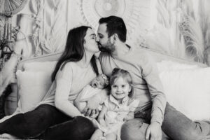 Newbornshooting_Oberösterreich_Caroline_Nagl_Carografie-2028 Familie mit neugeborenen Kind - Mutter, Vater, Geschwister und Baby
