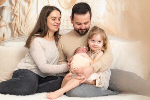 Newbornshooting_Oberösterreich_Caroline_Nagl_Carografie-2042 Familie mit ihrem neugeborenen Kind im Arm