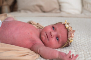 Newbornshooting_Oberösterreich_Caroline_Nagl_Carografie-2095 Baby natürlich fotografiert auf Bett liegend