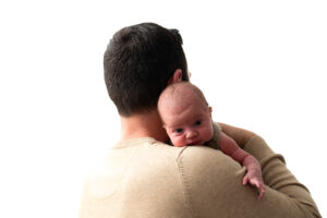 Newbornshooting_Oberösterreich_Caroline_Nagl_Carografie-2126 Vater mit Baby auf Schulter