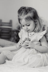 Newbornshooting_Oberösterreich_Caroline_Nagl_Carografie-2153 Tochter beim Spielen