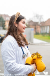 Ärztin mit Plüschtier in der Hand beim Teddykrankenhaus in Krems