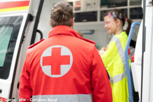 Rotes Kreuz beim Vorführen des Rettungswagens