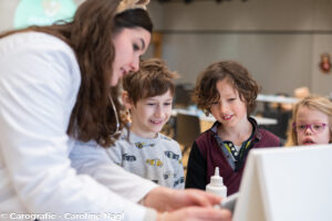 Ärztin spricht mit Kindern