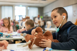 Kind untersucht als Arzt Dinosaurier in Krems