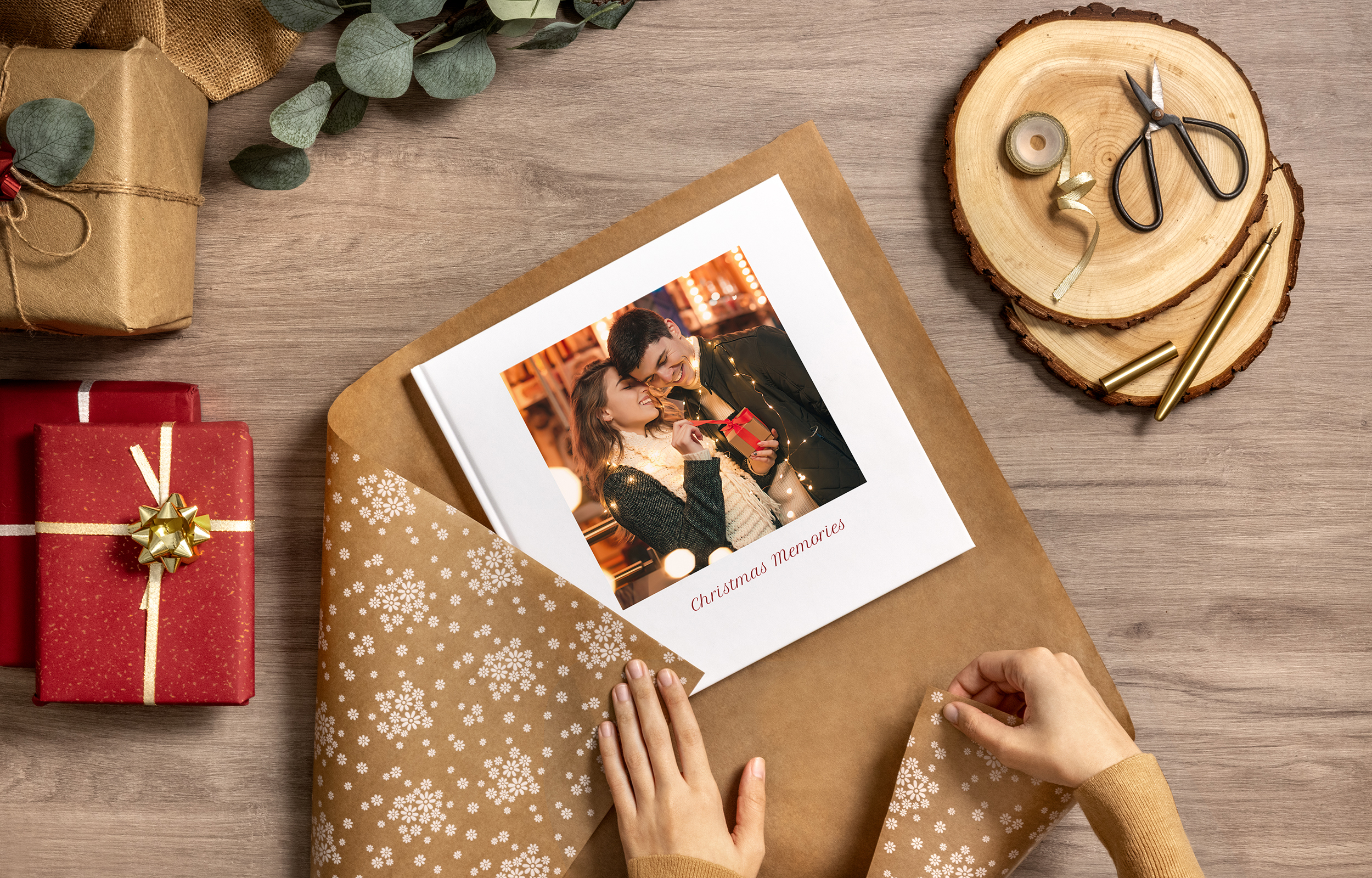 Weihnachtsgeschenke vom Fotografen - Ein Fotoalbum wird verpackt