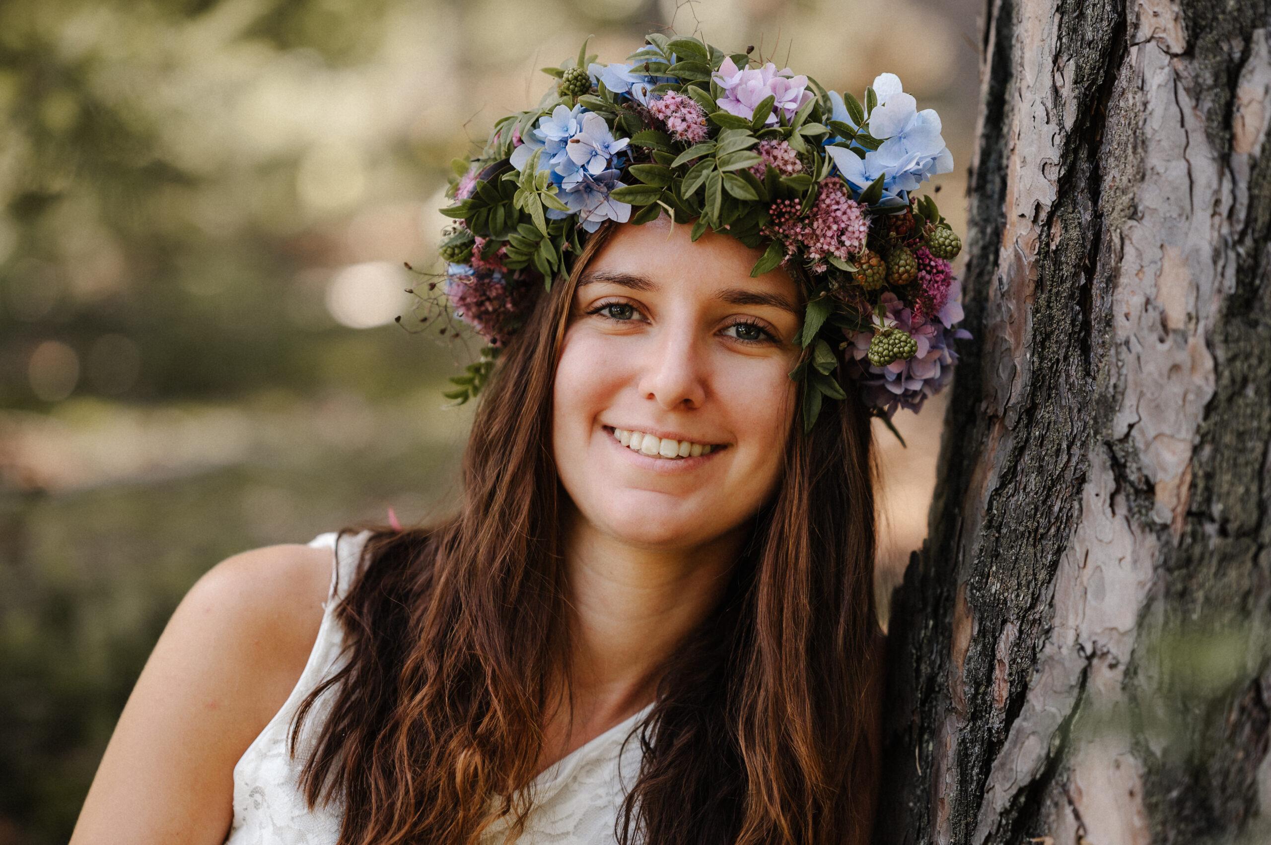 Junge Frau im Wald - mit einem Haarkranz aus Blumen