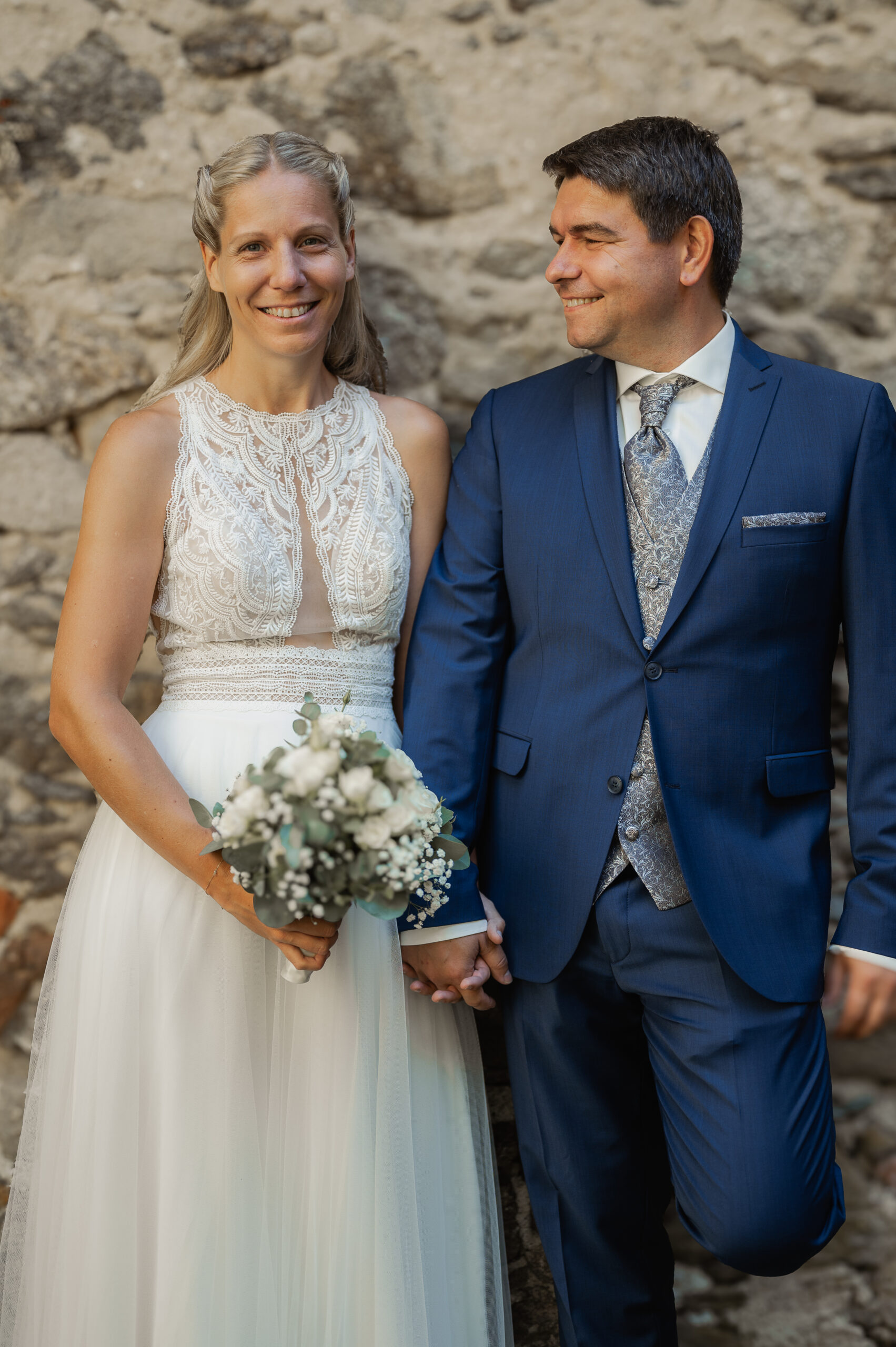 Brautpaar beim Hochzeitsshooting in einer Burg in Oberösterreich.