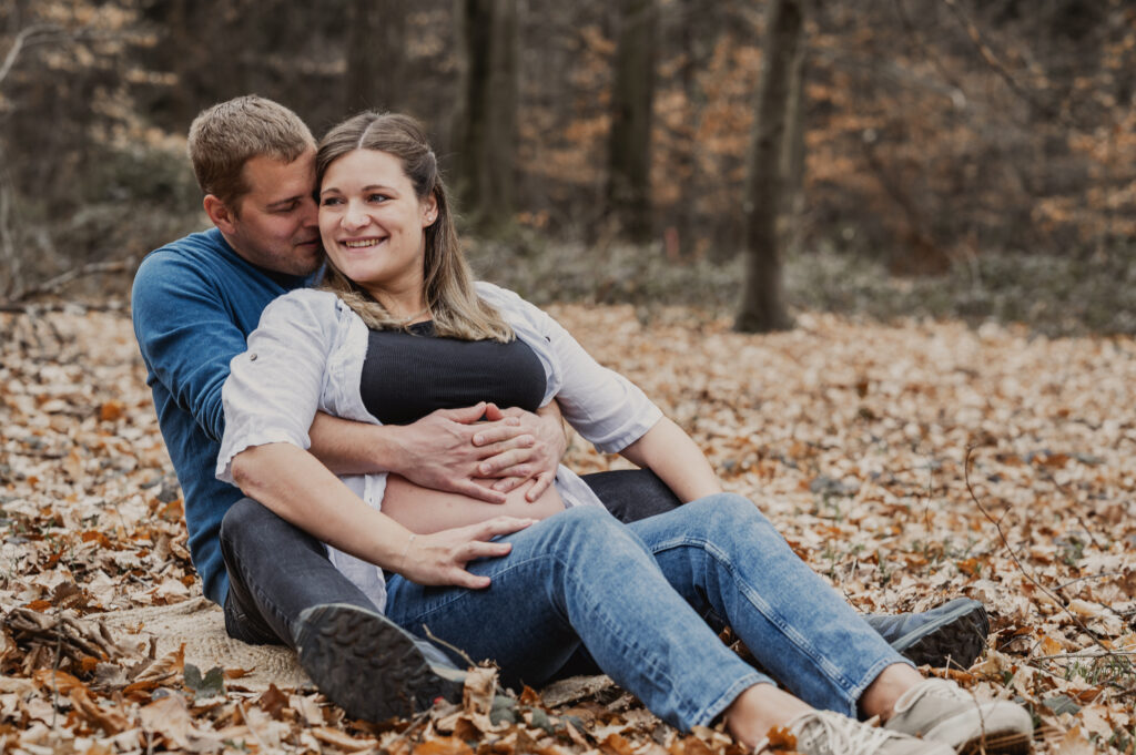 Babybauchshooting_Ybbs_an_der_Donau_Carografie_Caroline_Nagl-3401 Freund umarmt seine Freundin beim Babybauchshooting