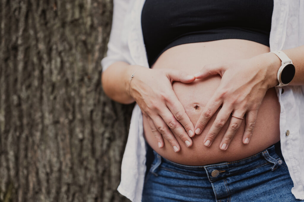 Babybauchshooting_Ybbs_an_der_Donau_Carografie_Caroline_Nagl-3428 Babybauchshooting - Hand formt Herz auf Babybauch
