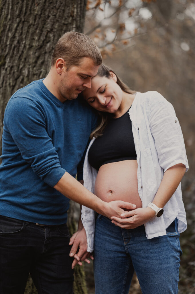 Babybauchshooting_Ybbs_an_der_Donau_Carografie_Caroline_Nagl-3450 Paar bei Babybauchshooting im Wald