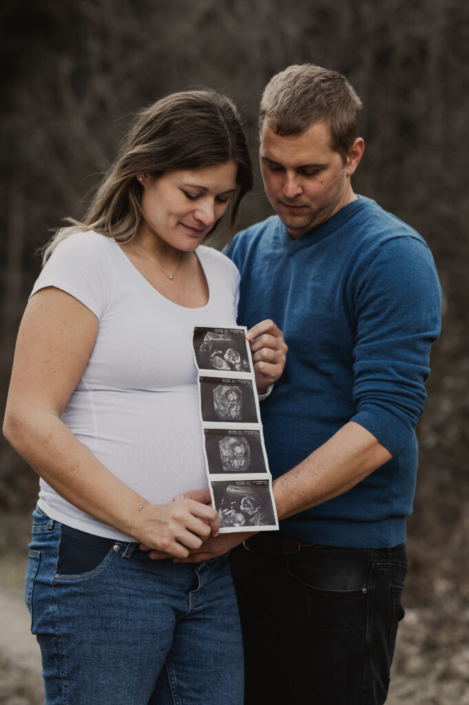 Babybauchshooting_Ybbs_an_der_Donau_Carografie_Caroline_Nagl-3712 Paar mit Ultraschallbild