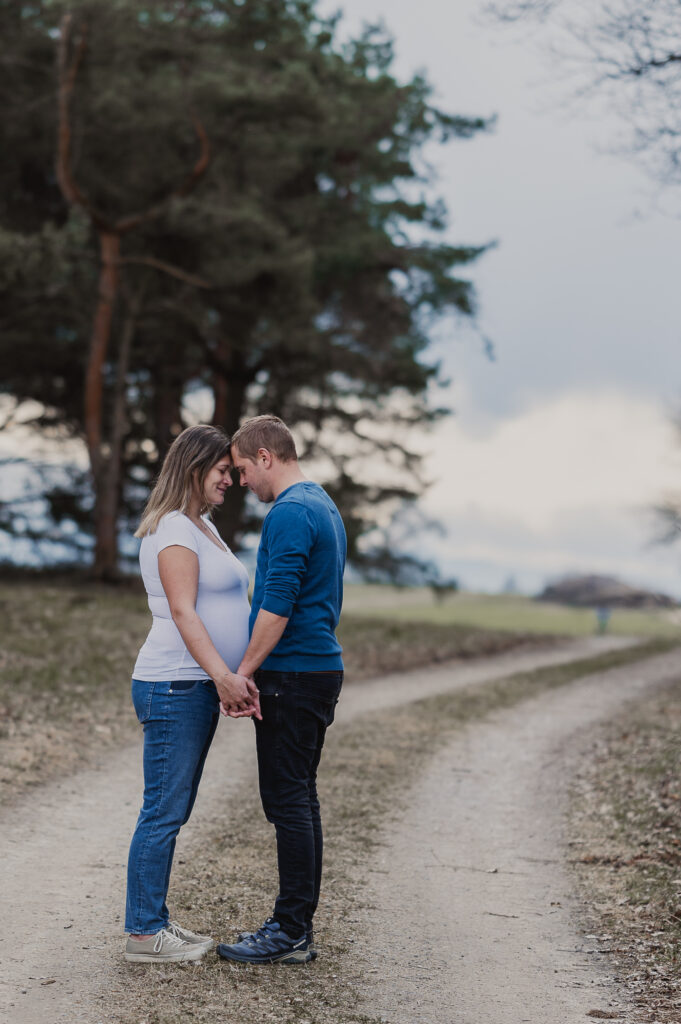 Babybauchshooting_Ybbs_an_der_Donau_Carografie_Caroline_Nagl-3754 Paar Kopf an Kopf zueinander gedreht bei einem Feldweg