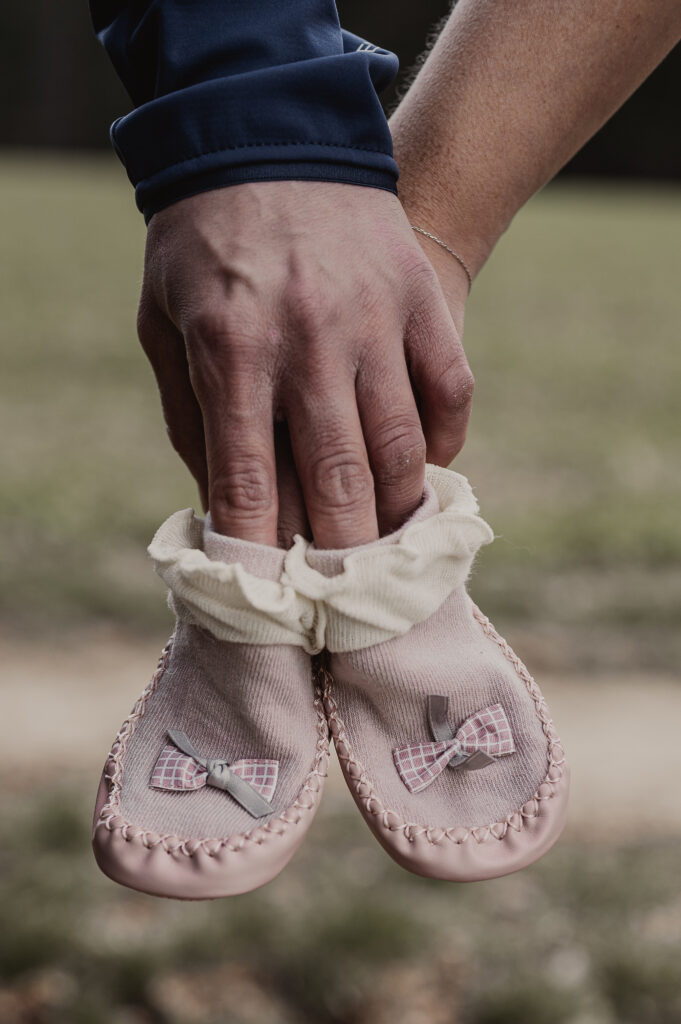 Babybauchshooting_Ybbs_an_der_Donau_Carografie_Caroline_Nagl-4123 Babyschuhe in Händen