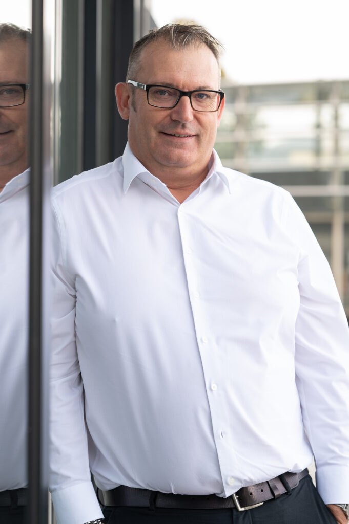 Business-Shooting_Ybbs_an_der_Donau_Carografie_Caroline_Nagl-4034 Businessportrait Mann an Wand lehnend