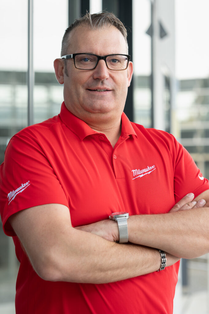 Businessportrait Mann an Wand lehnend