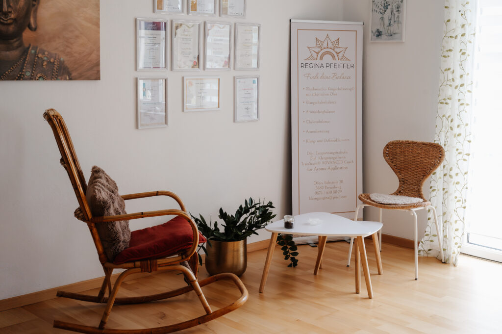 Businessshooting_Carografie_Caroline_Nagl_007 Regina Pfeiffer Businessshooting - Praxisraum Stühle