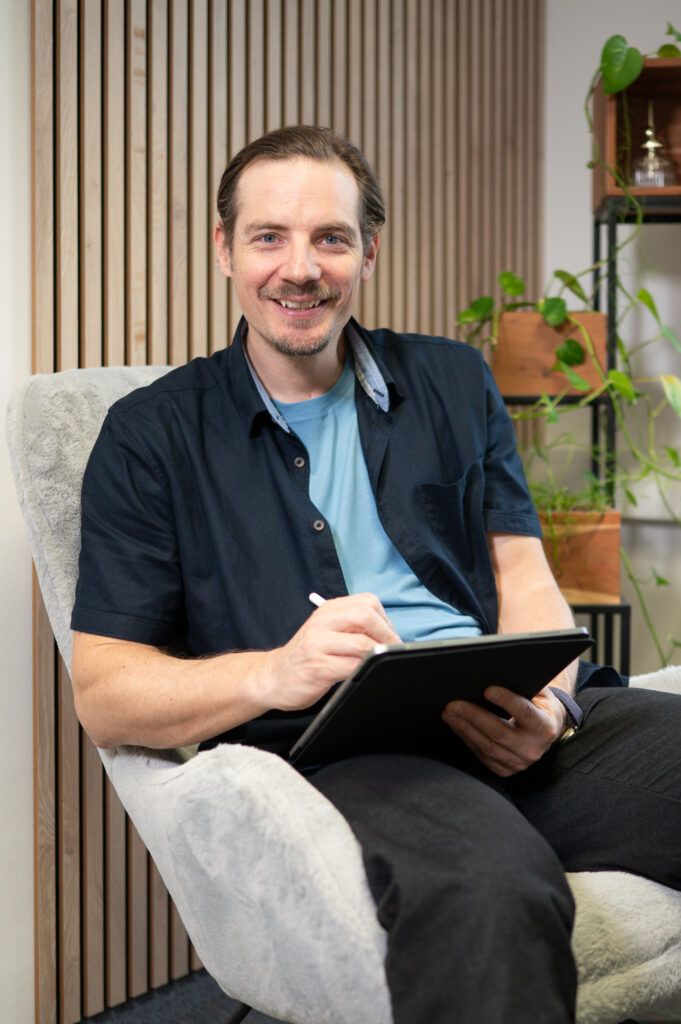 Businessshooting_Carografie_Caroline_Nagl_Wieselburg Johann Schiefer Businessshooting - Mann im Sessel