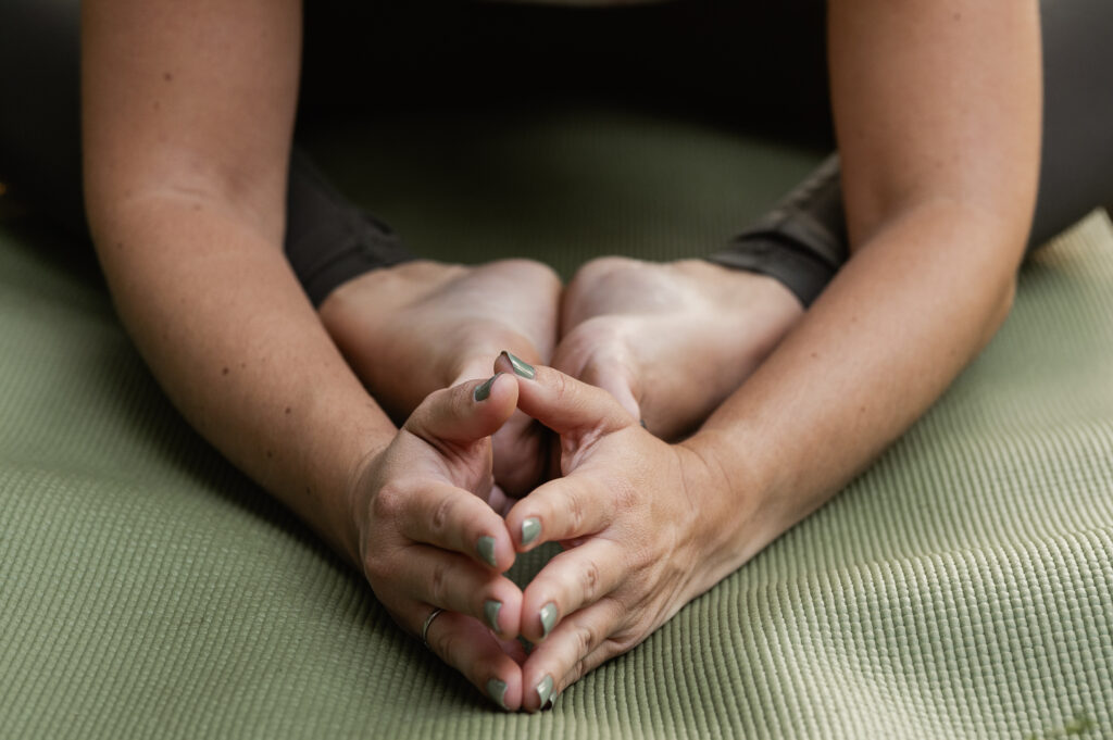 Businessshooting_Hagenberg_Caroline_Nagl_Carografie-9870 Businessfotos Yoga Freistadt - Yogapose auf Matte