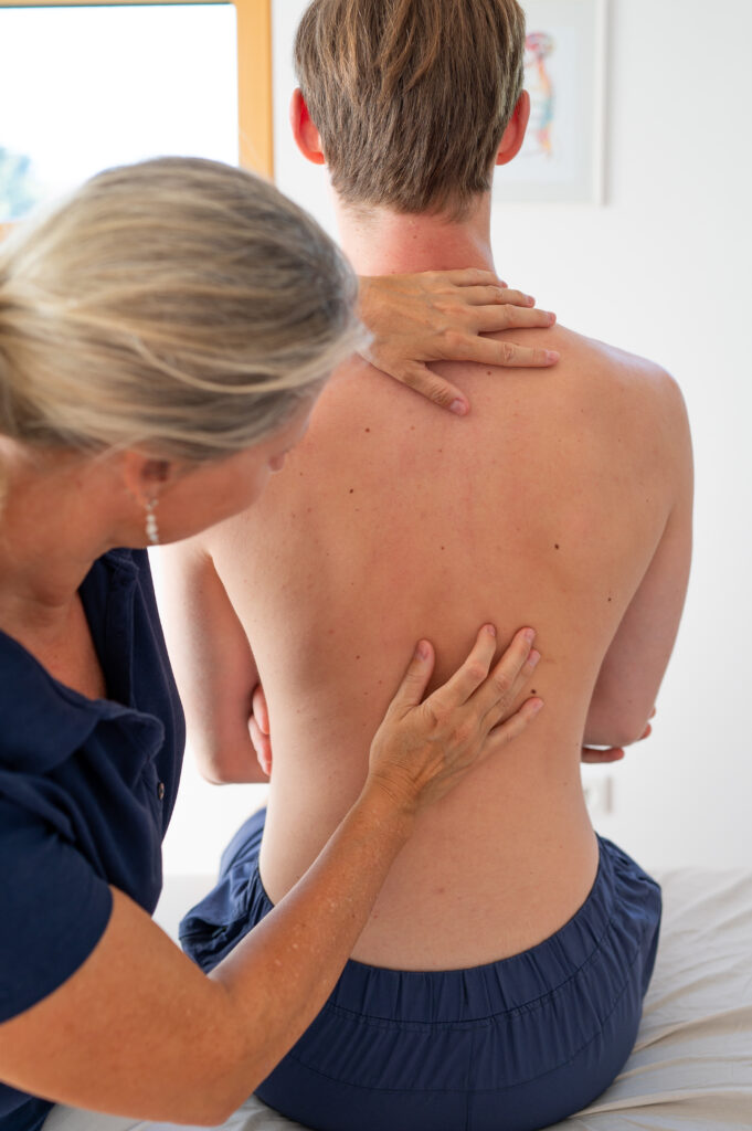 Businessshooting_Krummnussbaum_Caroline_Nagl_Carografie-1865 Businessportrait Physiotherapie Behandlung am Rücken